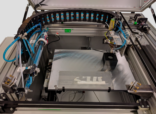 Innere eines 3D-Druckers im Betrieb Innere eines 3D-Druckers im Betrieb