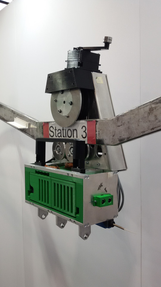 Elektrohängebahn parkend in Haltestation