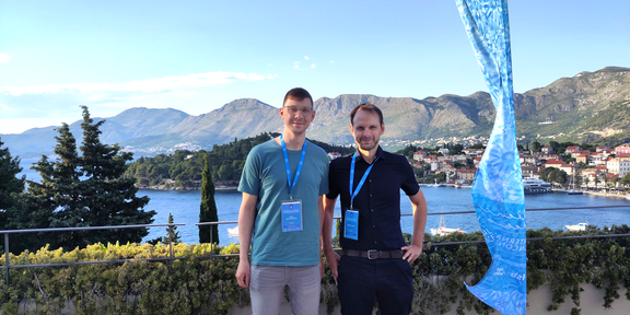 2 Personen stehen vor einer sonnigen Bucht in Dubrovnik