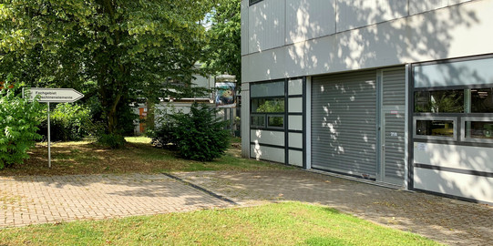 Eingangsbereich Rolltor Labor Fachgebiet Maschinenelemente