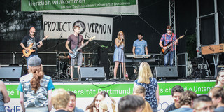 Sommerfest Eine Band spielt auf der Bühne während des Sommerfestes.